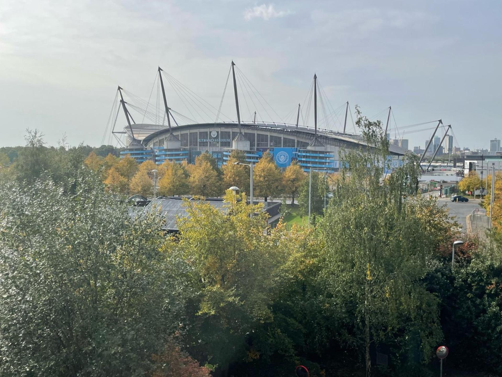 Balcony - Views Of Etihad Stadium - Near Coop Live Arena - Free Parking Apartment *
