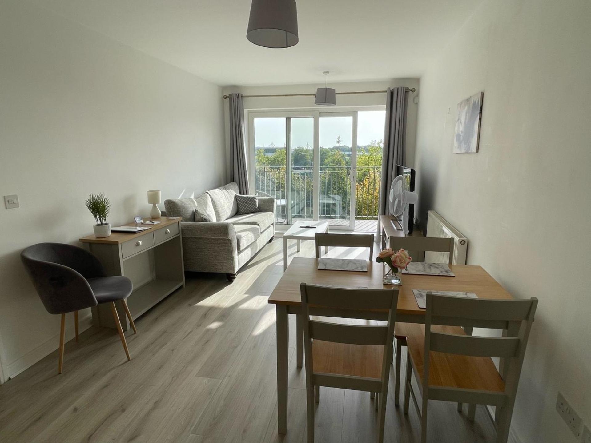 Balcony - Views Of Etihad Stadium - Near Coop Live Arena - Free Parking Apartment