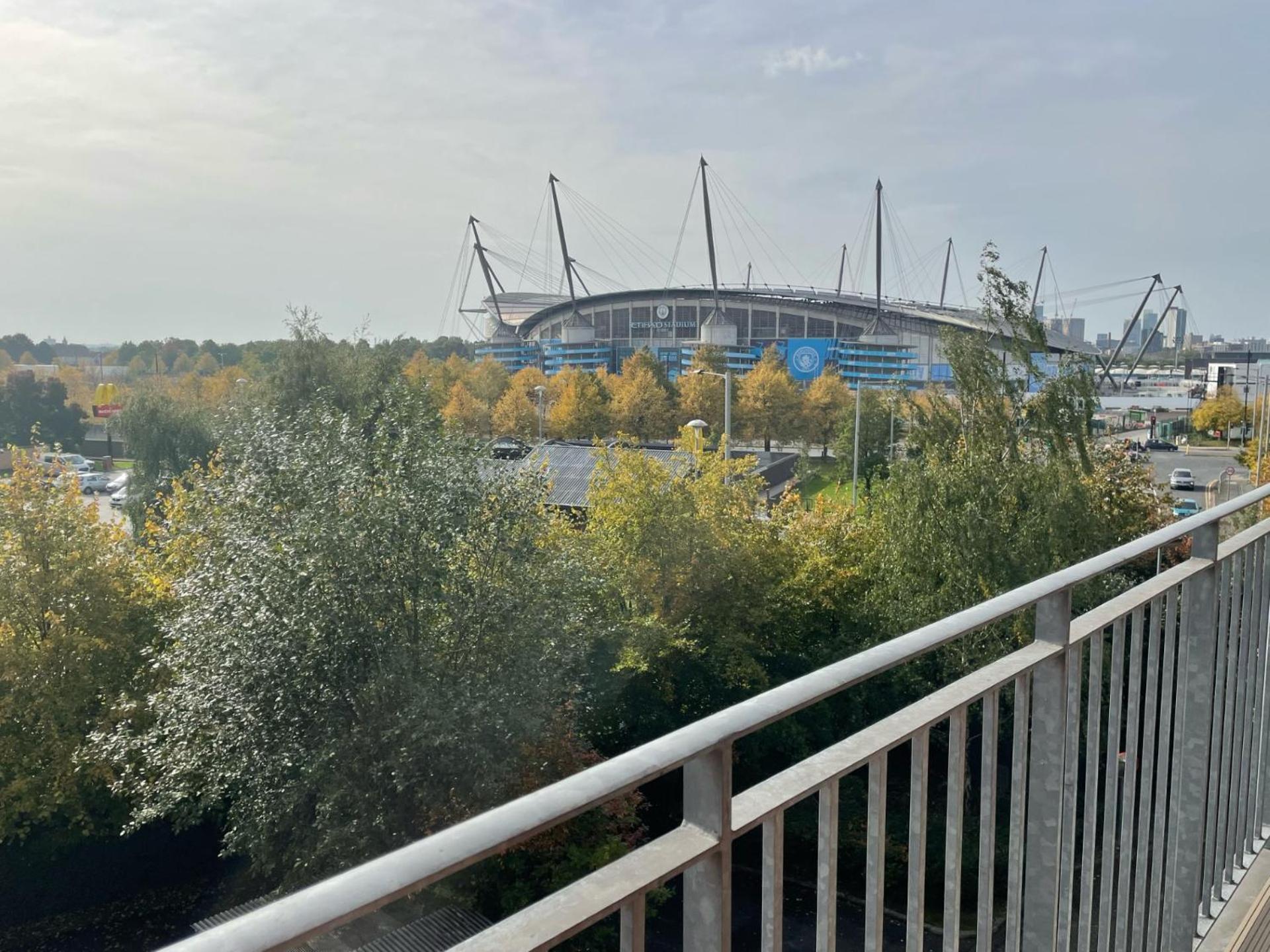 Balcony - Views Of Etihad Stadium - Near Coop Live Arena - Free Parking Apartment Manchester