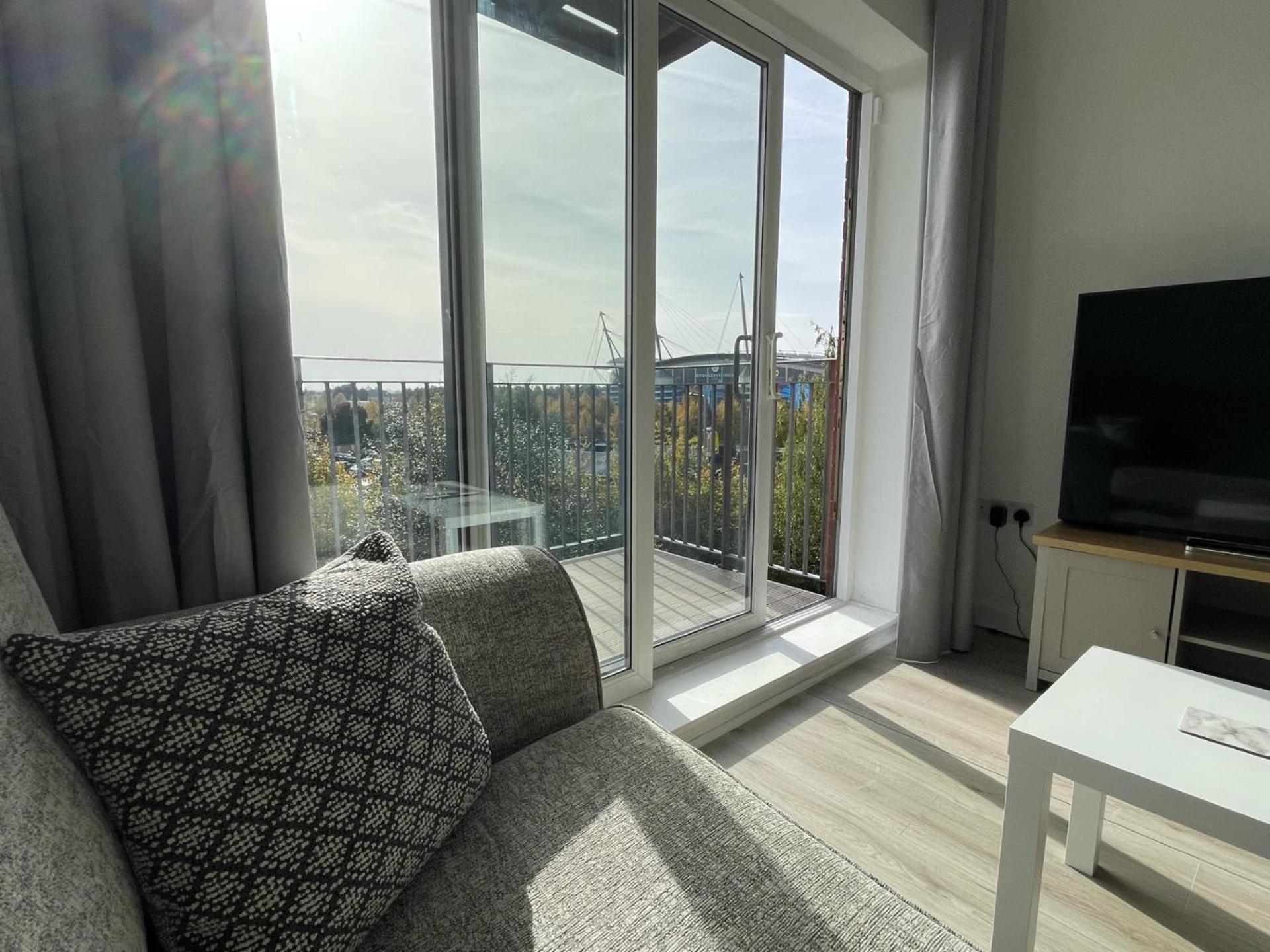 Balcony - Views Of Etihad Stadium - Near Coop Live Arena - Free Parking Apartment Manchester